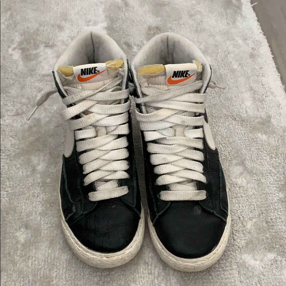 Black vintage Nike night top sneakers